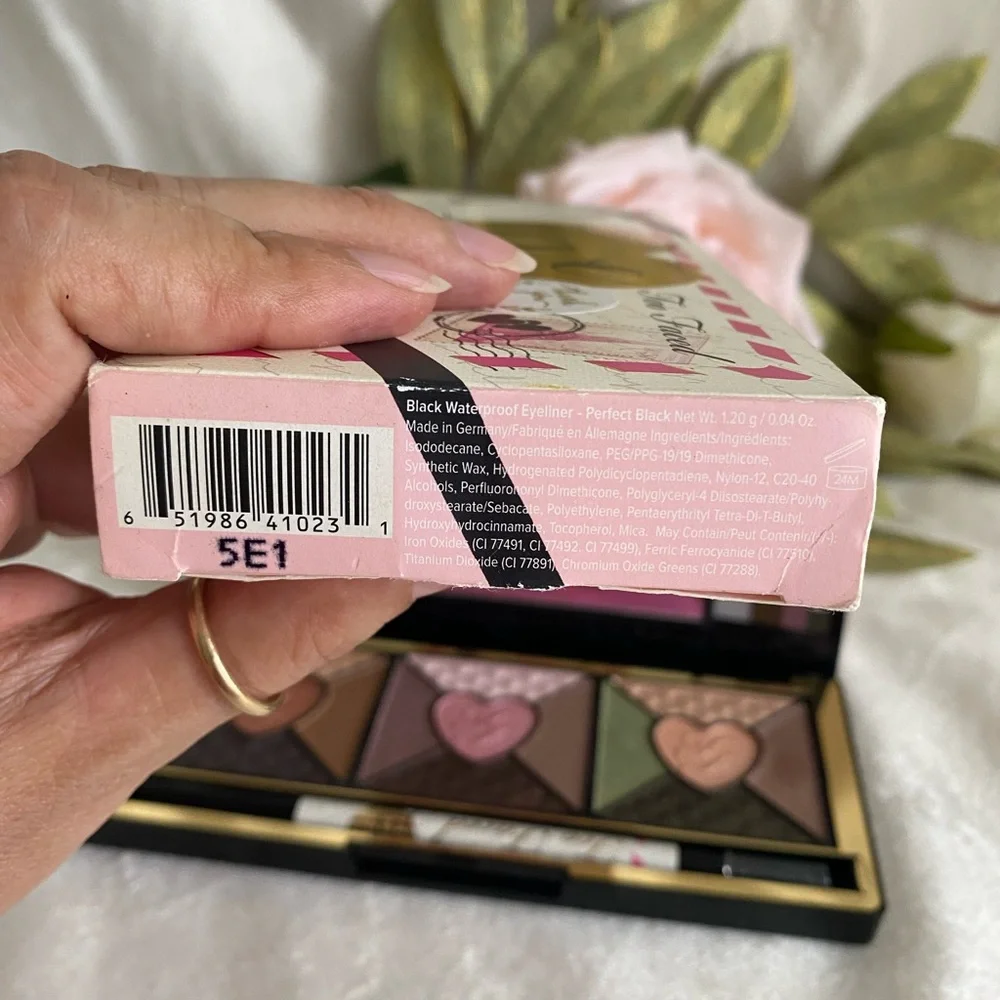 Too Faced - LOVE - Passionately Pretty Eye Shadow Collection Palette
